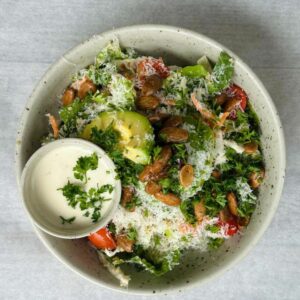 kålcaesar med avokado