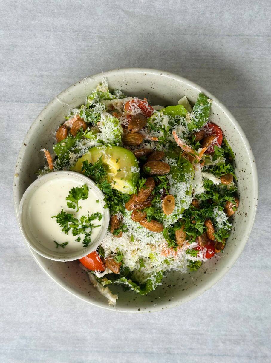 kålcaesar med avokado